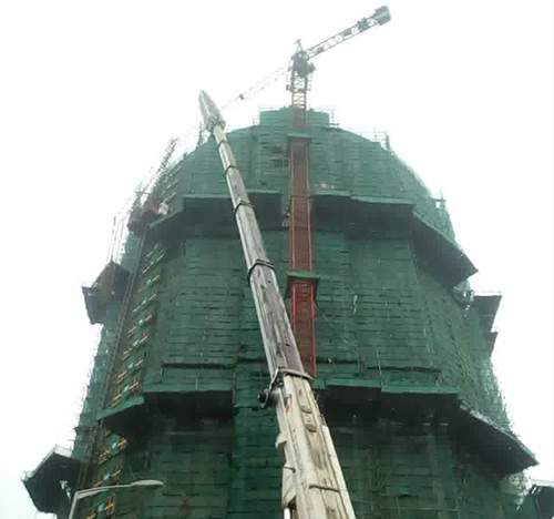 泽普吊车在工地上作业